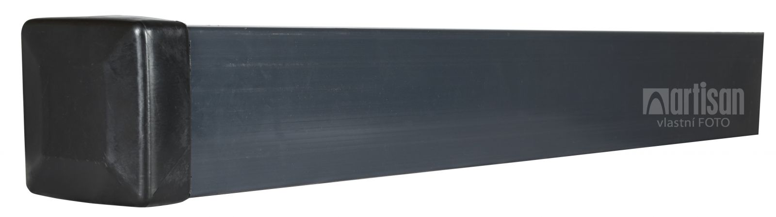 Poplastovaný čtyřhranný antracitový plotový sloupek s černou plastovou krytkou.